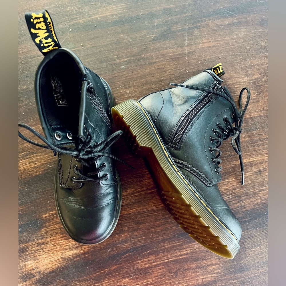 Dr Martens leather lace up boots girls size US2 great used condition